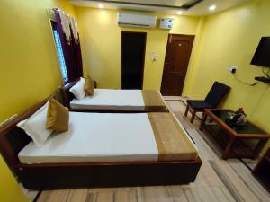 Postel nebo postele na pokoji v ubytování HOTEL SAKET PALACE