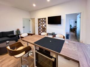 Apartment am Landtag في إرفورت: غرفة معيشة مع طاولة وكراسي خشبية