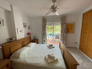 - une chambre avec un lit et 2 serviettes dans l'établissement Casa de lujo en la playa frente al campo de golf, à El Portil