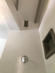 La salle de bains est pourvue d'un lavabo en argent. dans l'établissement Moon Isle Beach Bungalow, à Nilaveli