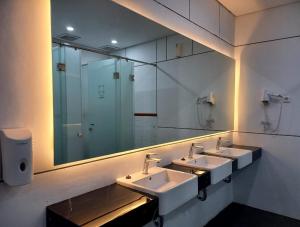 Bathroom sa Nindya Biodistrict Hotel Bandung