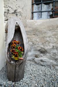 a wooden vase with flowers on top of it at Il Vecchio Comune in Santa Sofia