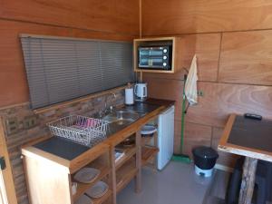 Kuchyň nebo kuchyňský kout v ubytování HelChiloé Cabañas