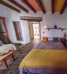 ベヘール・デ・ラ・フロンテーラにあるCasa Leonor Vejerのベッドルーム1室(黄色い毛布付きのベッド1台付)