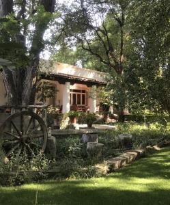 ein Haus mit einem Rad davor in der Unterkunft Hotel Rancho El Morillo in Saltillo