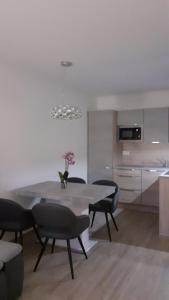 Kuchyňa alebo kuchynka v ubytovaní Cirkáló Apartman
