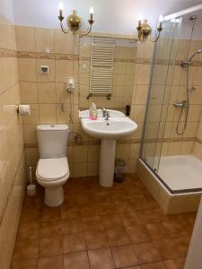 A bathroom at Palac Paszkówka