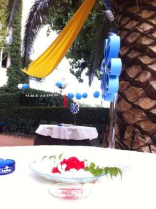 een tafel met een bord eten en een geel en blauw voorwerp bij Hostal San José in Cadalso de los Vidrios
