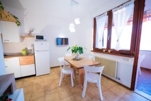 kuchnia i jadalnia ze stołem i krzesłami w obiekcie Peler Beth's House w Brenzone sul Garda +22 zdjęcia