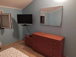 Televízia a/alebo spoločenská miestnosť v ubytovaní Iris Casa Vacanze