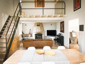 ein Wohnzimmer mit einem Tisch und einem Sofa in der Unterkunft Belle maison provençale au pied du Mont Ventoux in Caromb
