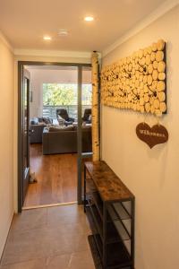 ein Wohnzimmer mit einer Wand aus Feuerholz in der Unterkunft Wald Lounge in Oberstaufen