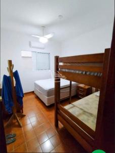 1 dormitorio con 1 litera en una habitación en Casa de praia, en Guarujá
