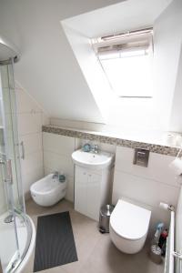 a bathroom with a toilet and a sink at Schönes Familienzimmer in Neumarkt in der Oberpfalz +2 photos