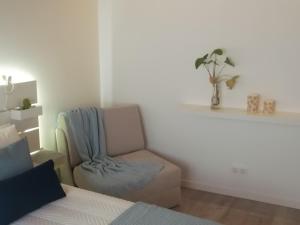 a bedroom with a chair and a bed at Alo Baía São Lourenço in Santa Bárbara