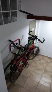 una bicicleta estacionada junto a una pared en Apartamentos el Motor Tejeda, en Tejeda