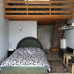 Un pat sau paturi într-o cameră la Anarada Guesthouse
