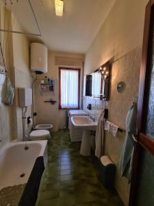 łazienka z wanną, toaletą i umywalką w obiekcie Casa dell amore 3 w San Remo