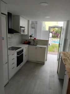 Kuchyňa alebo kuchynka v ubytovaní 3 Bedroom apartment with private garden next to the beach La Siesta