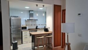 cocina con encimera y nevera en BEACH VALENCIA 13 - Luxury Beachfront Apartament, en Valencia