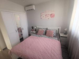 Posteľ alebo postele v izbe v ubytovaní Apartment Summer escape Rovinj with free street parking