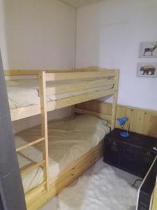 Łóżko lub łóżka piętrowe w pokoju w obiekcie Studio RDC 4-5 pers pied des pistes