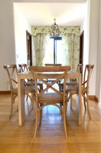 comedor con mesa de madera y sillas en chalet con vistas a sevilla en Gelves
