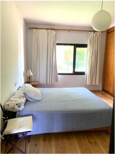 una camera con un grande letto e una finestra di chalet con vistas a sevilla a Gelves