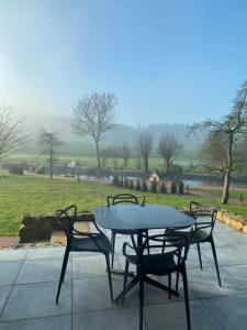 einen Tisch und Stühle mit Blick auf ein Feld in der Unterkunft DRIEHOF LifeStyle Classic Apt. 2 in Tecklenburg