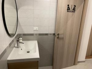 een badkamer met een wastafel en een spiegel bij Come a To Casa in Bagheria