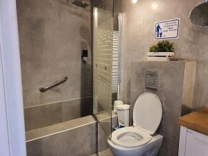 Ванная комната в לב הים- סוויטה זוגית עם ג'קוזי איטלקי