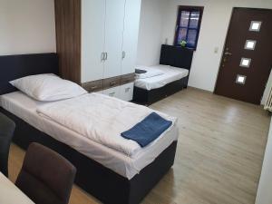 Un pat sau paturi într-o cameră la FMI33Deluxe Apartment