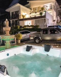 a bath tub with a car parked in a parking lot at Hotel Boutique Palmas de Salento in Salento