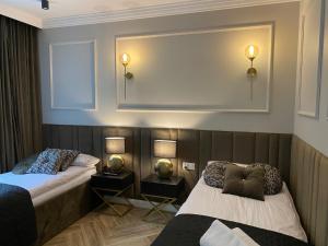 Posteľ alebo postele v izbe v ubytovaní Family & Business Sauna Apartments No 11 Leśny nad Zalewem Cedzyna Unikat - 3 Bedroom with Private Sauna, Bath with Hydromassage, Terrace, Garage, Catering Options