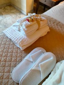 A bed or beds in a room at Selene Charme and Confort
