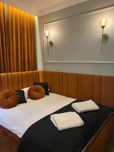 Posteľ alebo postele v izbe v ubytovaní Family & Business Sauna Apartments No 11 Leśny nad Zalewem Cedzyna Unikat - 3 Bedroom with Private Sauna, Bath with Hydromassage, Terrace, Garage, Catering Options