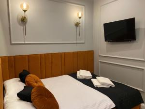 Posteľ alebo postele v izbe v ubytovaní Family & Business Sauna Apartments No 11 Leśny nad Zalewem Cedzyna Unikat - 3 Bedroom with Private Sauna, Bath with Hydromassage, Terrace, Garage, Catering Options