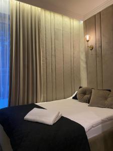 Posteľ alebo postele v izbe v ubytovaní Family & Business Sauna Apartments No 11 Leśny nad Zalewem Cedzyna Unikat - 3 Bedroom with Private Sauna, Bath with Hydromassage, Terrace, Garage, Catering Options