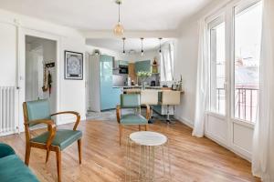 uma sala de estar com mesa e cadeiras e uma cozinha em Bel appartement avec garage sur l'île de Nantes em Nantes