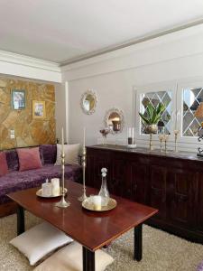 - un salon avec un canapé violet et une table dans l'établissement Villa Anasandra - 3 bedroom Villa, à Kompítsion