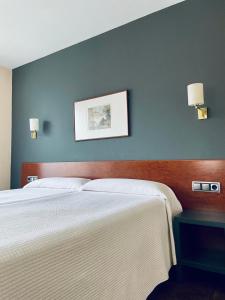 Postel nebo postele na pokoji v ubytování Hotel Yerri + 22 fotografií