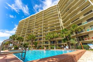 パナマ・シティ・ビーチにあるCommodore 103の大きな建物の前のプール