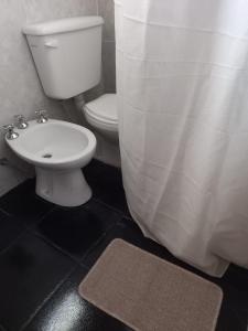 Ένα μπάνιο στο Departamento Estela Marys +10 φωτογραφίες