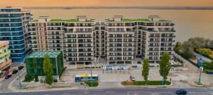 una vista aerea di un grande edificio vicino all'acqua di Kitty Studio Sunset Lake a Mamaia