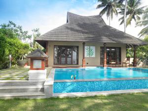 una casa con piscina e gazebo di The Zuri Kumarakom Kerala Resort & Spa a Kumarakom
