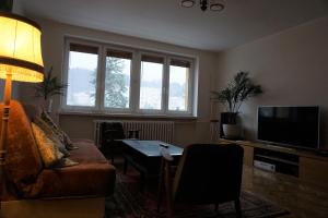 Televízia a/alebo spoločenská miestnosť v ubytovaní Kwatera Kapitańska