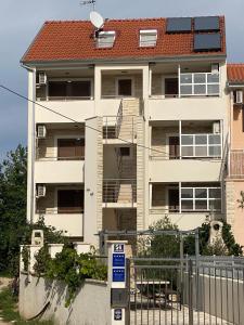 um prédio de apartamentos com uma placa em frente em Villa DA em Zablaće