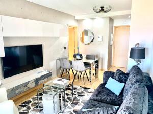 salon z kanapą i telewizorem w obiekcie AMIVERA-MAR, vistas a la Ría de Vigo, Cangas w mieście Cangas de Morrazo