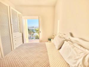 1 dormitorio blanco con 1 cama grande y ventana en Casa Romano, centro di Forio, Ischia, en Isquia