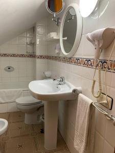 ein Badezimmer mit Waschbecken, Toilette und Spiegel in der Unterkunft Apartamento Rural Lago Enol in Cangas de Onís + 86 Fotos